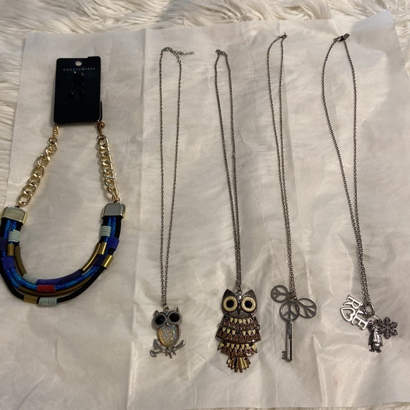 4 long neckless and 1 shirt brand new with two type of earrings all adjustable - Picture 9 of 9